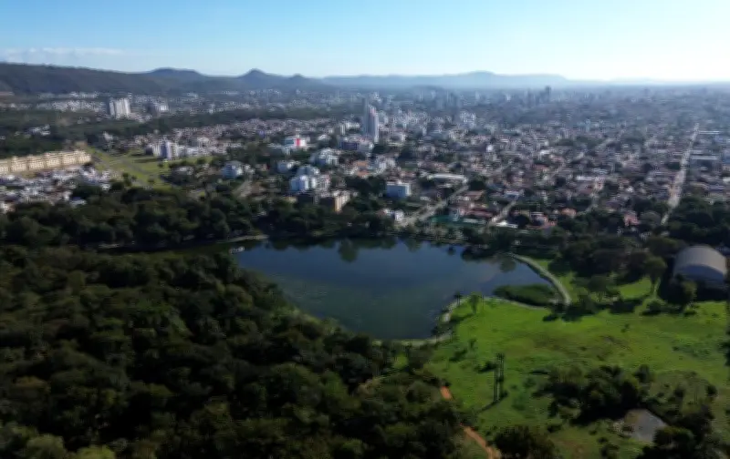 Prefeitura de Montes Claros realiza manutenção na lagoa do Parque Municipal