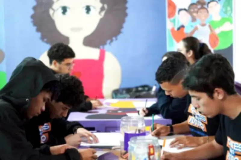 Pressão para 'ser homem' começa na infância e exige educação antimachista