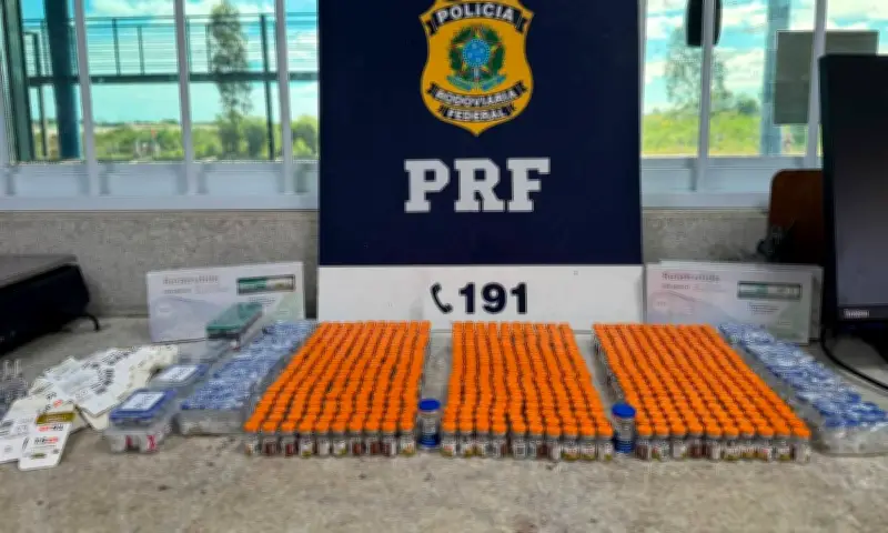 PRF apreende 14 kg de drogas e 720 ampolas de emagrecedores em ônibus na Bahia