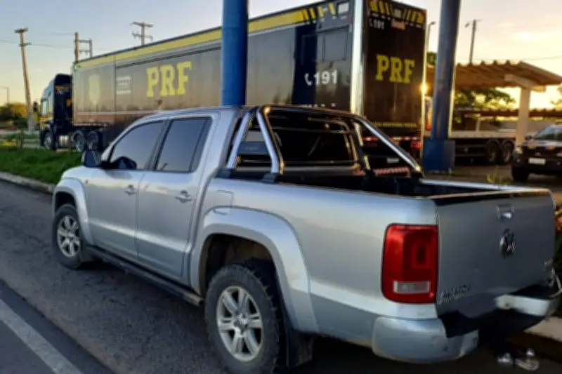 PRF apreende caminhonete com 95 restrições judiciais em Caruaru