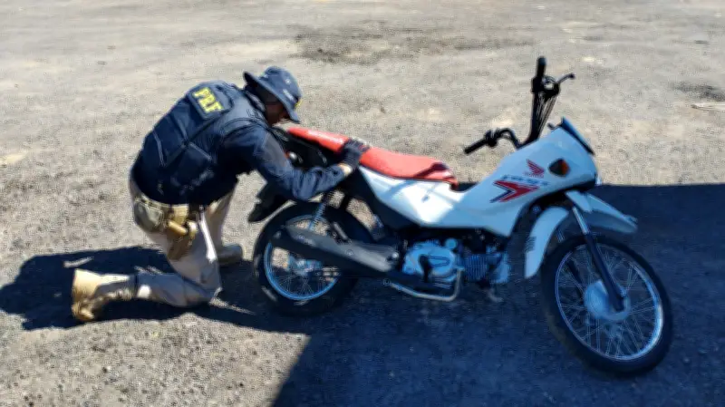 PRF apreende moto adulterada em caminhão na BR-251 em Salinas