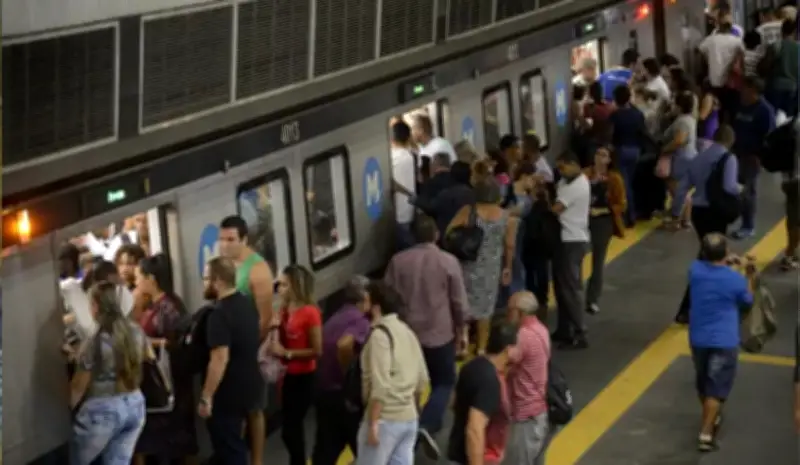 Problema na Linha 1 do Metrô Rio gera transtornos a passageiros