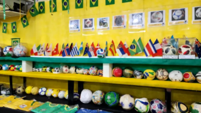 Professor de SC coleciona mais de mil itens da Copa do Mundo há 20 anos
