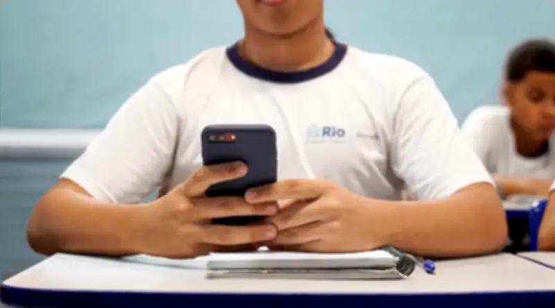 Proibição de celulares: 66% das escolas adotam sanções, aponta MEC