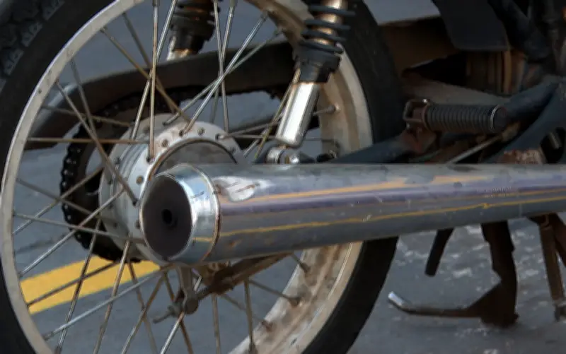 Projeto endurece punição para escapamento adulterado em motos