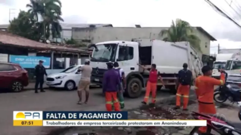 Protesto de trabalhadores bloqueia empresa de coleta de lixo em Ananindeua