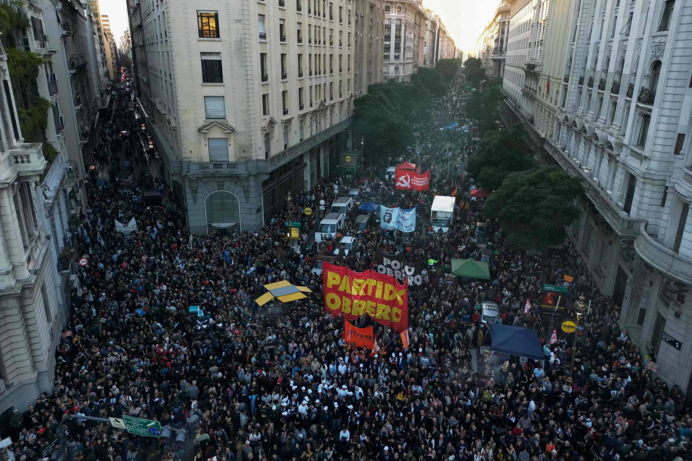 Milhares protestam na Argentina contra cortes de Milei em universidades