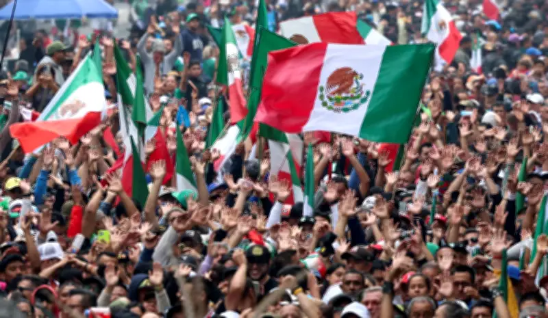 Protestos e festas marcam véspera da Copa no México