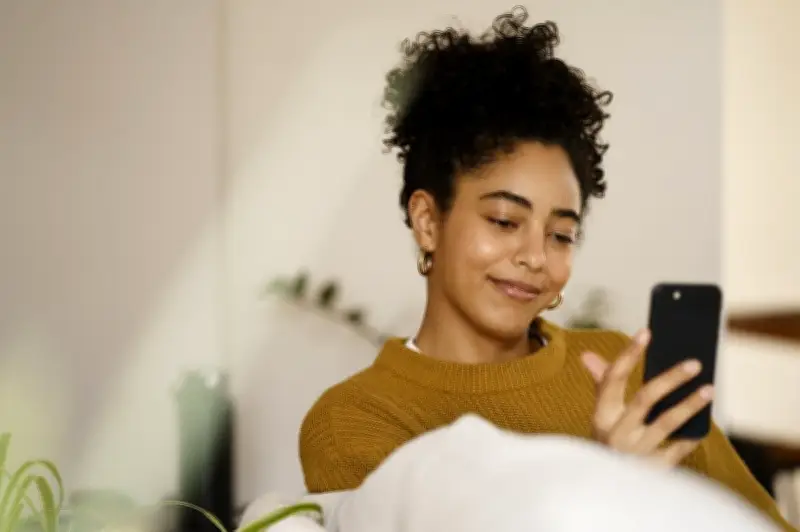 Psicologia revela por que pessoas passam horas no celular e adiam tarefas