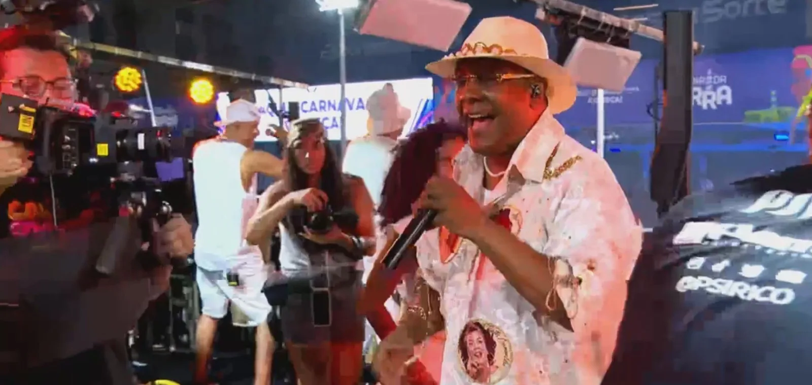 Márcio Victor interrompe trio para repreender policiais no Carnaval de Salvador