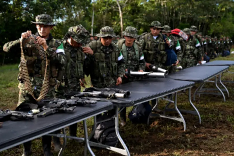 Quase cem guerrilheiros entregam armas na Colômbia após acordo