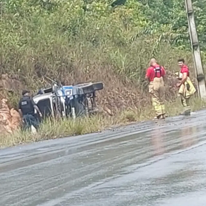Quatro policiais militares capotam viatura na BR-174 em Roraima