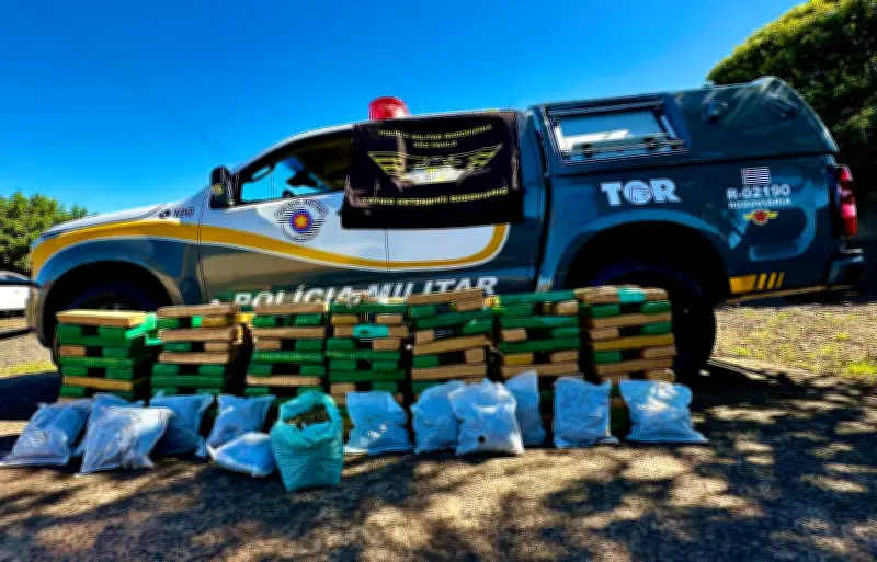 Quatro presos com mais de 200 kg de maconha em carro em Lins