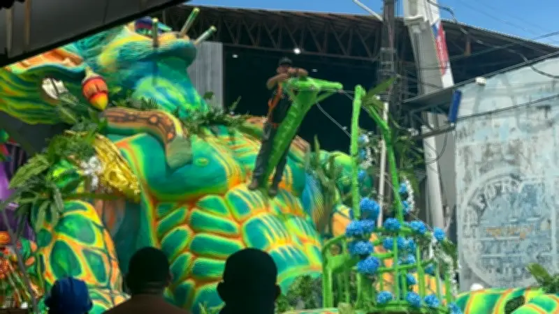 Queda de alegoria do Caprichoso causa correria em Parintins