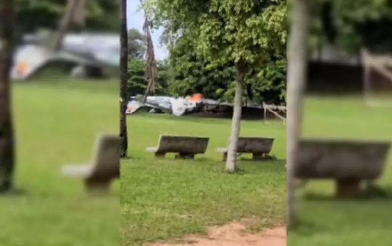 Queda de avião de pequeno porte em campo de futebol em Marília (SP)