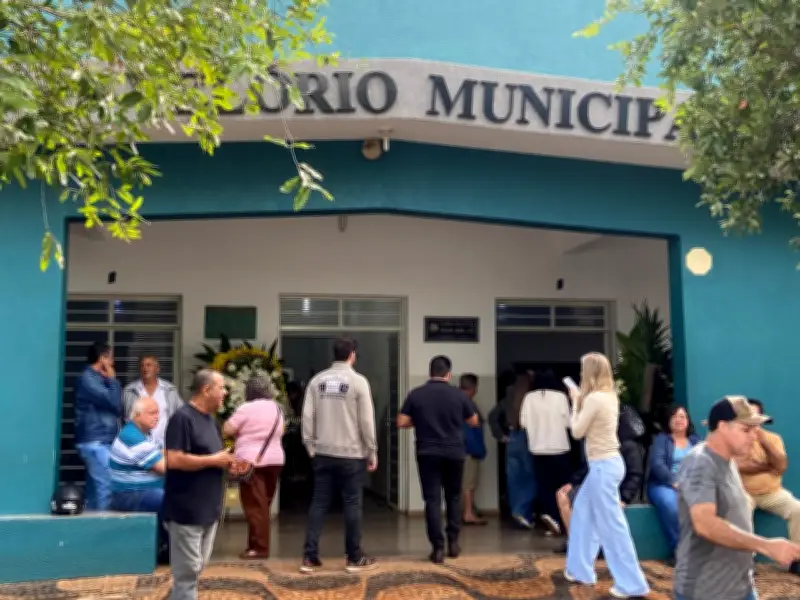 Queda de avião em Marília: velório de piloto de 24 anos emociona cidade