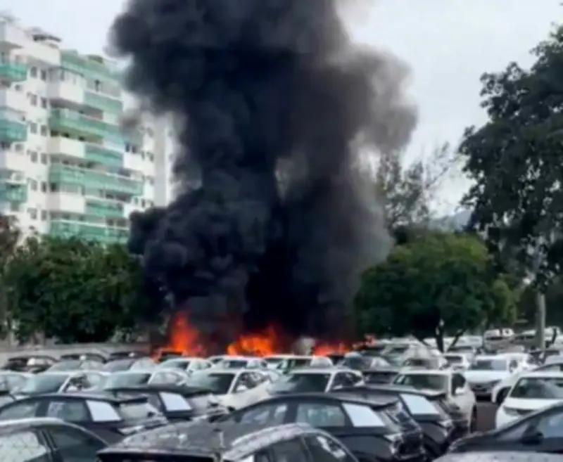 Queda de helicóptero no Recreio atinge carros e causa incêndio