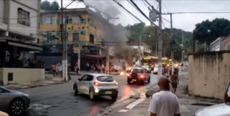 Queda de árvore atinge rede elétrica e deixa bairro sem luz em Niterói