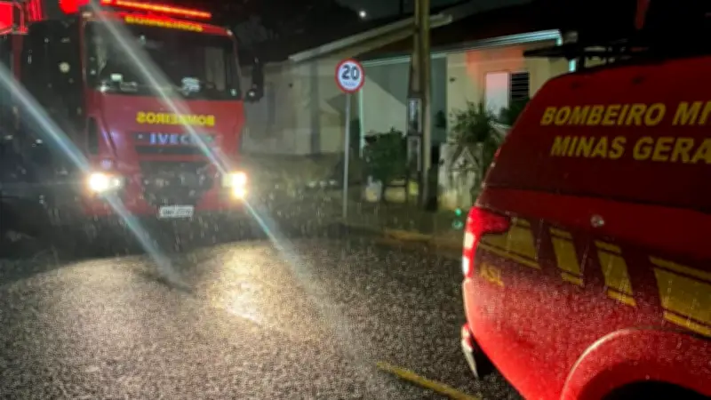 Raio provoca curto-circuito e incêndio destrói casa em condomínio de Uberlândia