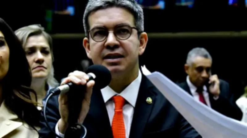 Randolfe realiza megaevento de pré-campanha apesar de suspensão judicial