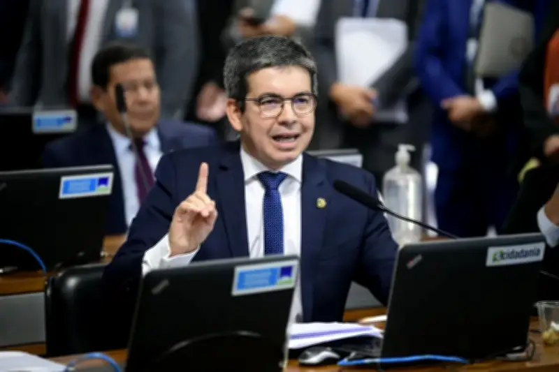 Randolfe Rodrigues anuncia pré-candidatura à reeleição ao Senado em 2026