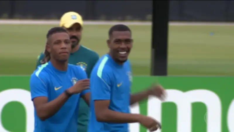 Rayan deve substituir Raphinha no Brasil x Escócia, indica Ancelotti