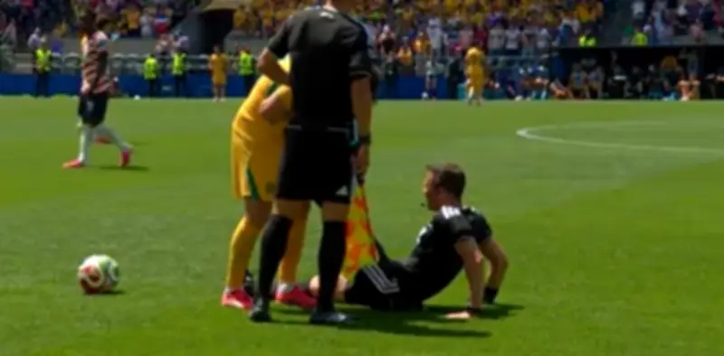 Árbitro alemão tem câimbra e é atendido em campo na Copa