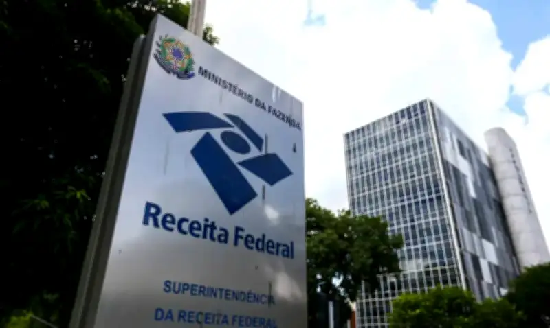 Receita notifica 61 empresas de combustíveis que devem R$ 30,6 bilhões