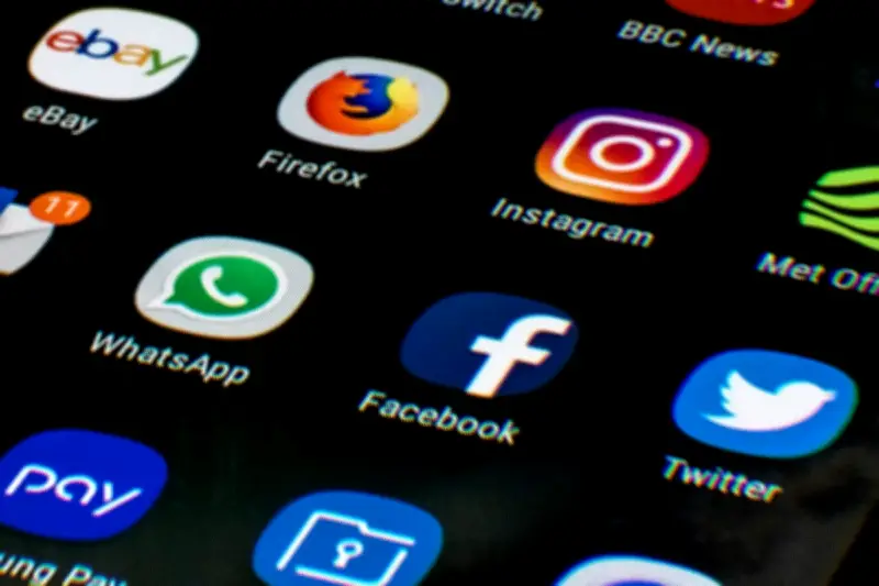 Redes sociais e vídeos superam mídia tradicional como fonte de informação em 2026