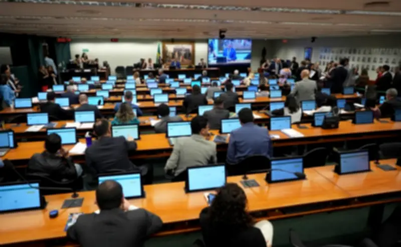 Redução da maioridade penal avança na CCJ e divide especialistas