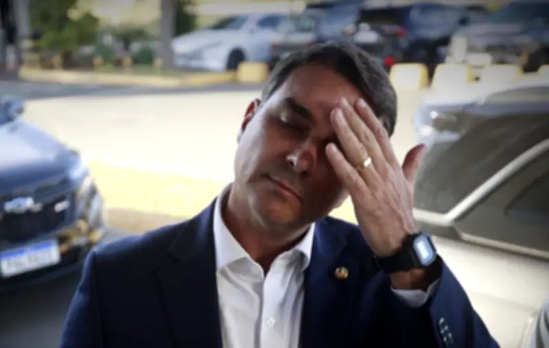 Relação com Vorcaro, delação e celular: as desconfianças na campanha de Flávio Bolsonaro