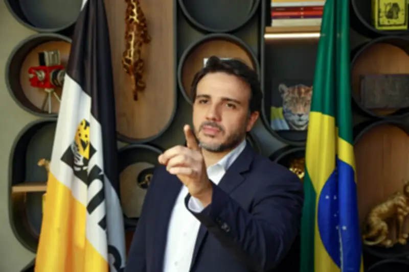 Renan Santos do MBL diz que Flávio Bolsonaro é inviável contra Lula