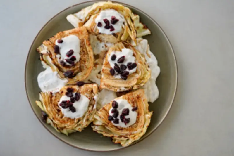 Repolho assado com pasta de queijo azul e cranberry