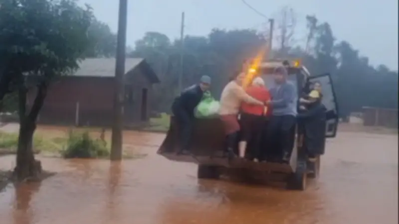 Resgate com retroescavadeira durante chuva no RS afeta 35 casas
