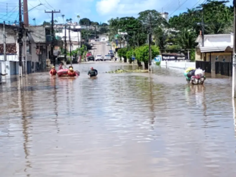 Resgate em Santa Rita: Bombeiros salvam moradores de enchente do Rio Paraíba