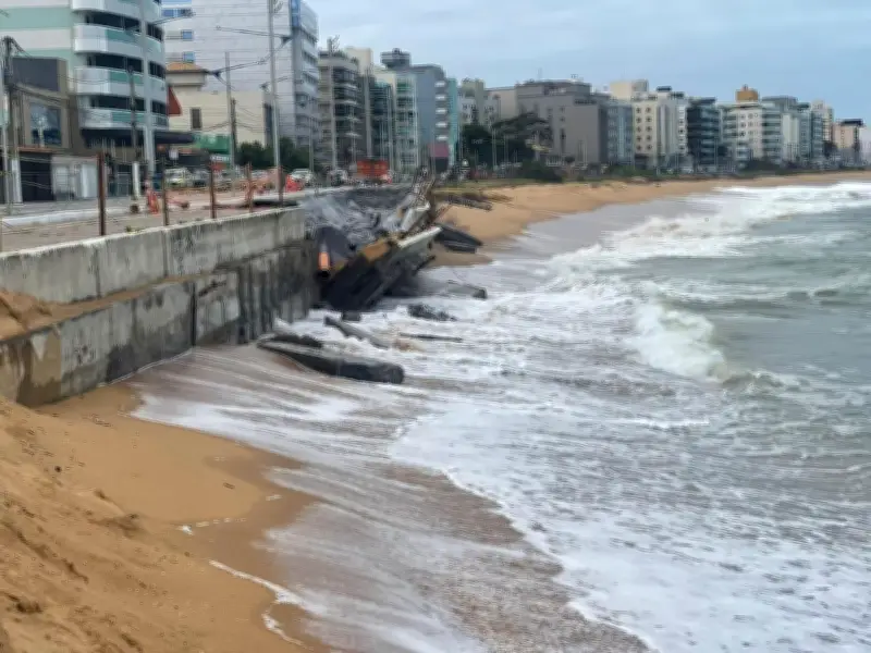 Ressaca destrói trecho do calçadão da Praia Campista em Macaé