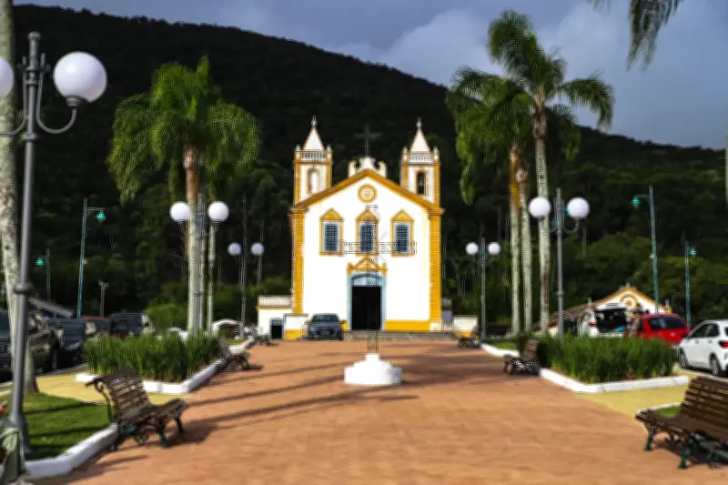 Revitalização da Praça Hermínio Silva em Florianópolis é concluída
