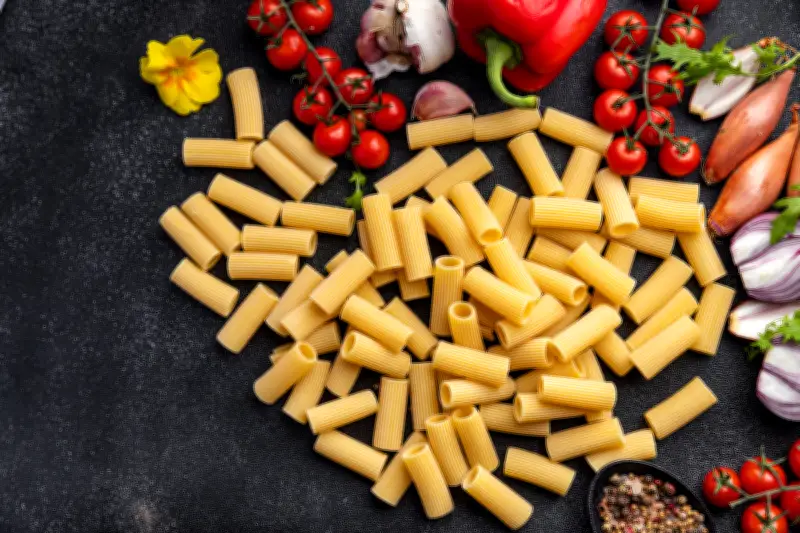 Rigatoni: a massa curta em tubo que conquista São Paulo