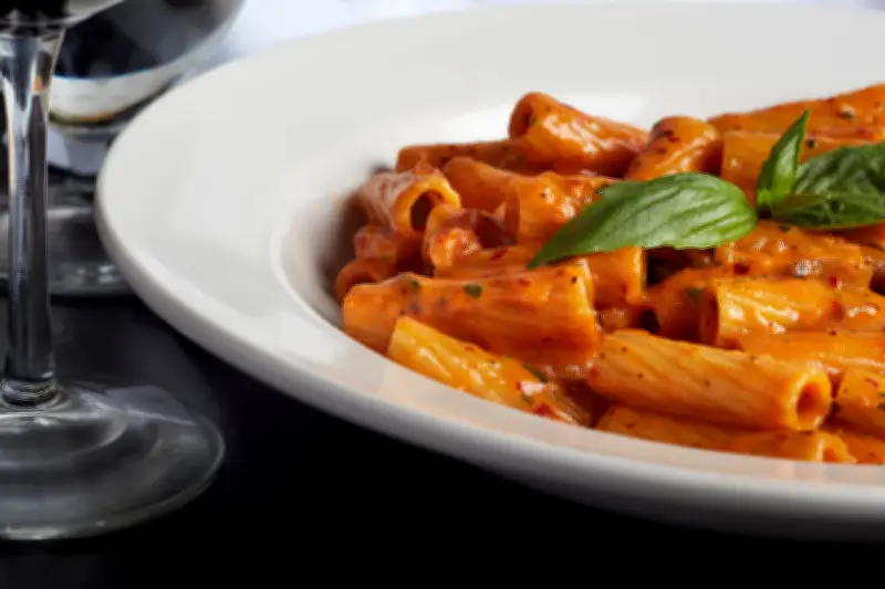 Rigatoni: o formato de massa que conquista chefs e molhos encorpados