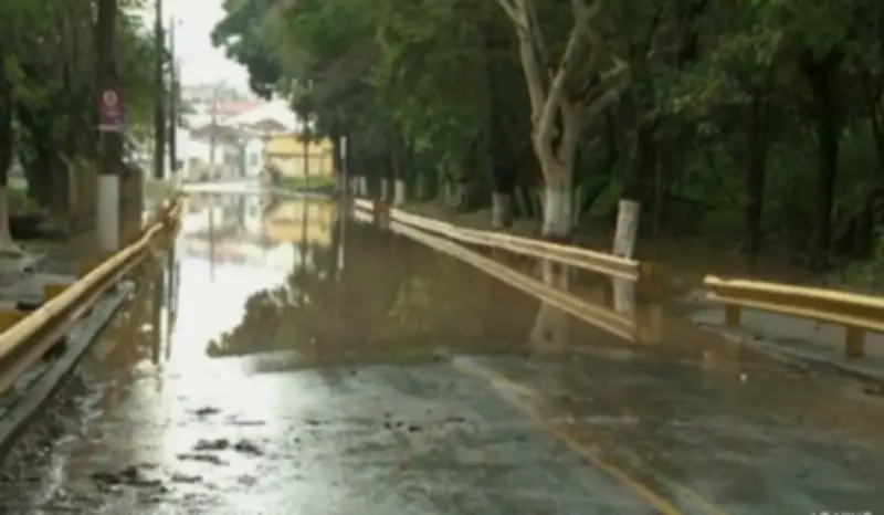 Rio Capivari transborda e alaga três ruas em Monte Mor após chuva fora de época