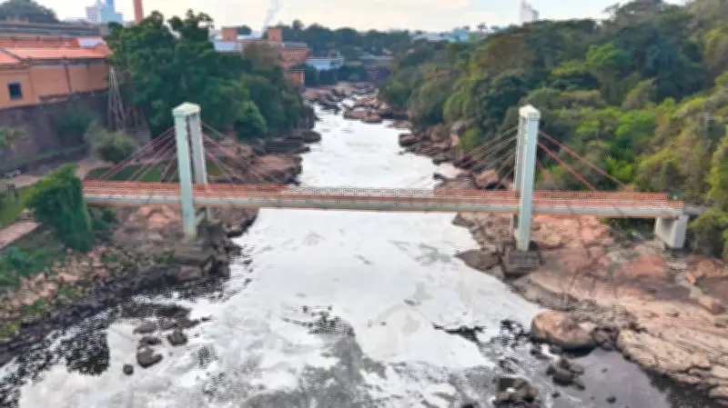 Rio Tietê amanhece coberto por espuma tóxica em Itu e Salto