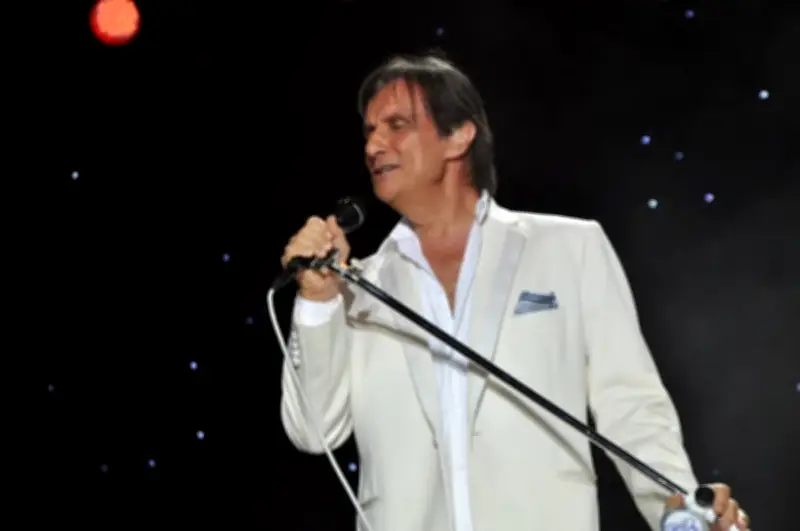 Roberto Carlos estreia no São João de Campina Grande neste domingo