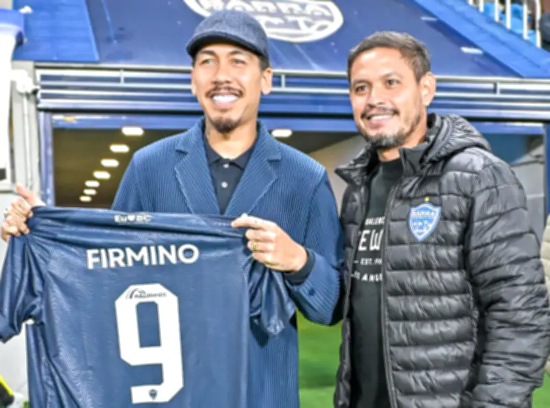 Roberto Firmino marca presença em jogo da Série C no estádio do Barra
