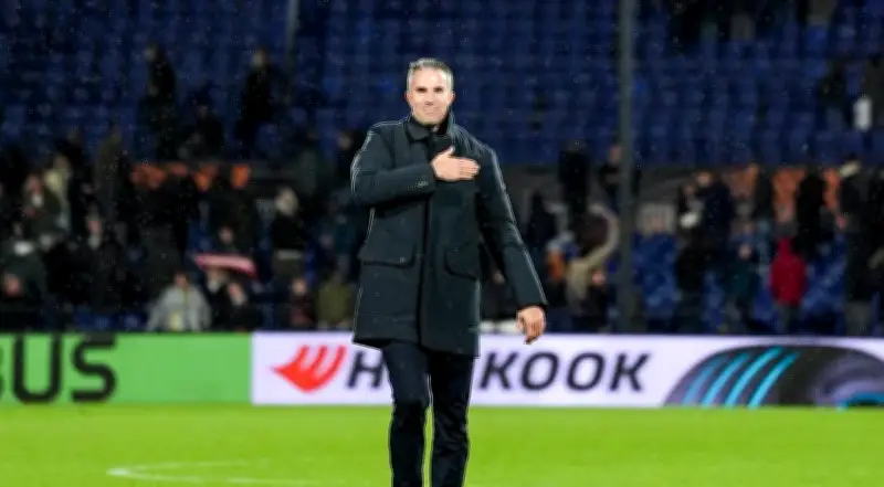 Robin van Persie é demitido do Feyenoord após temporada frustrante