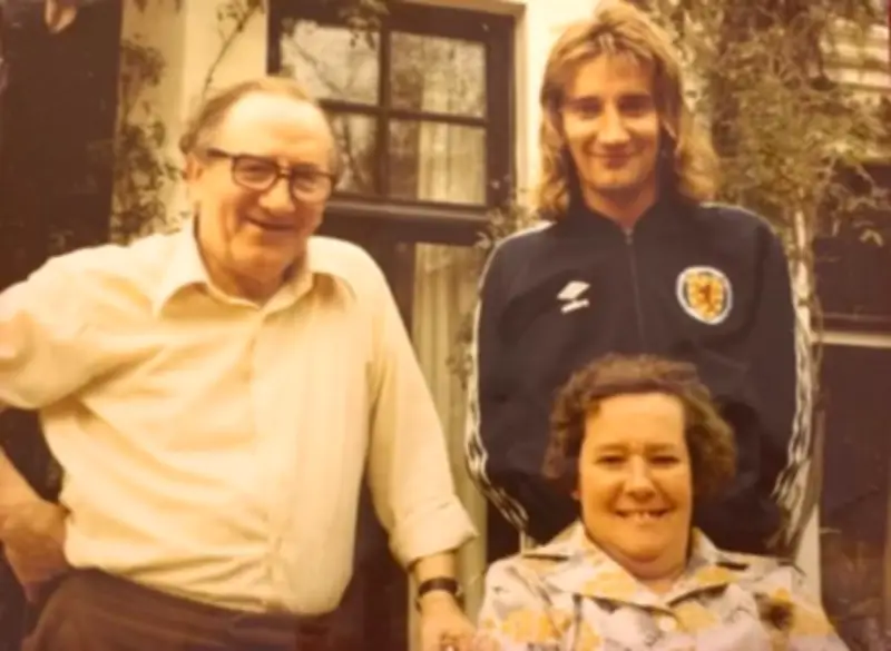 Rod Stewart homenageia o pai com camisa da Escócia em jogo contra o Brasil