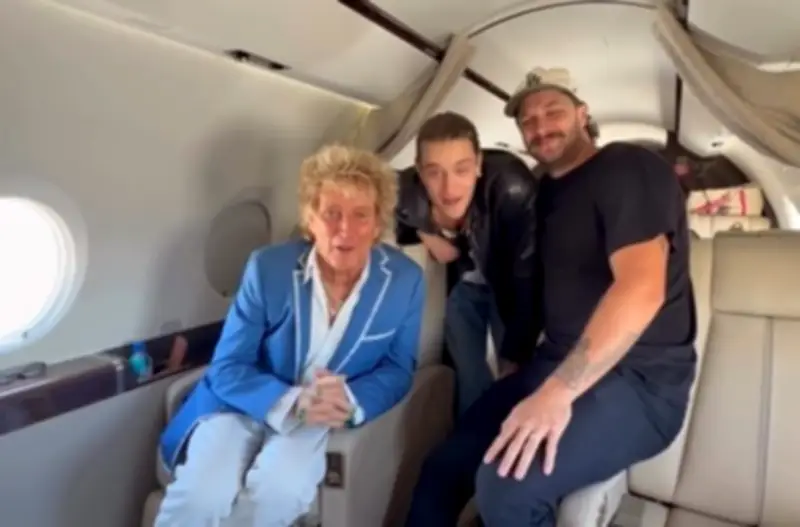 Rod Stewart pega jatinho para ver Escócia na Copa após cancelar show