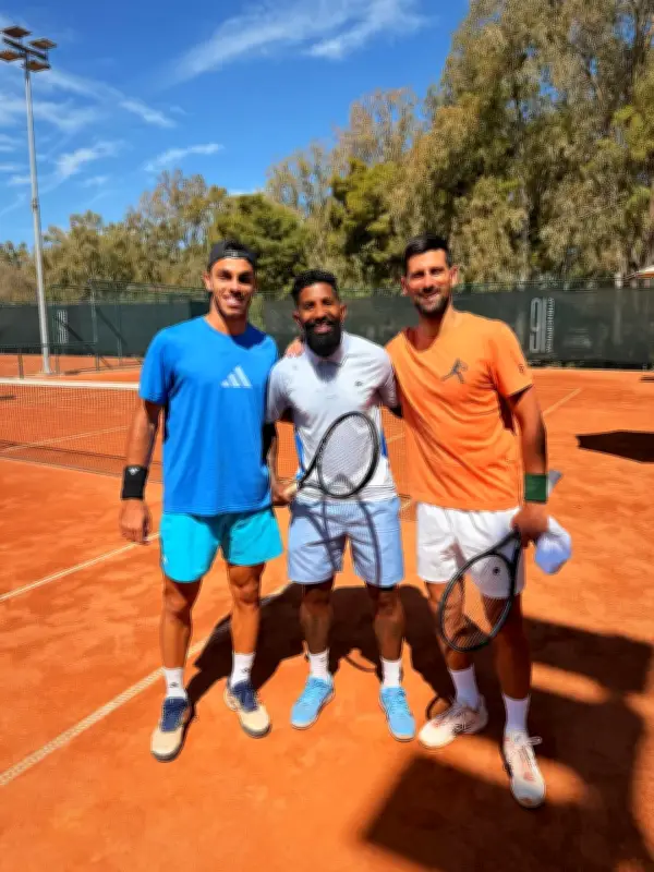 Rodinei joga tênis com Novak Djokovic em Atenas durante férias