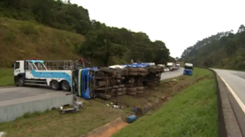 Rodovia Dom Pedro I interditada para remoção de carreta com 40 mil litros de óleo