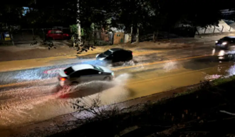Rompimento de adutora alaga rodovia em Valinhos; trânsito é afetado