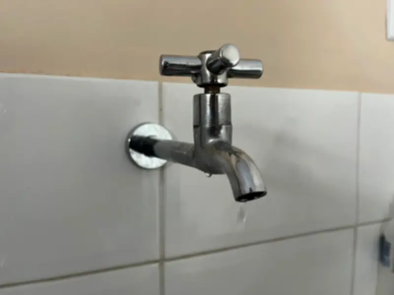 Rompimento de adutora da Sabesp afeta abastecimento em Pindamonhangaba